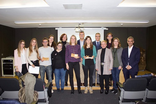 El proyecto de una maleta pedagógica para mejorar la información, la comunicación y el manejo de las emociones con el paciente oncológico pediátrico de 6 a 9 años impulsado por el Grupo Innovación en Child Life ha ganado el Premio Enfermería en Desarrollo, que otorga el sindicato SATSE y la Fundación para el Desarrollo de la Enfermería, en la categoría de innovación. El premio se entregó en Madrid el pasado 28 de noviembre. La iniciativa ganadora la ha liderado Ainoa Biurrun, comadrona del Servicio de Obstetricia y Ginecología del Hospital del Mar, con la participación de Carla Noguer y Carmen Jerez, enfermeras del Campus Sant Joan de Déu.  El trabajo premiado consiste en desarrollar una solución innovadora que cubra tanto la necesidad de juego del niño como la de información, utilizando una herramienta pedagógica en forma de maleta, que ayuda al pequeño y al profesional sanitario a establecer comunicación mientra juegan. Ainoa Biurrun, también es profesora titular en el Campus Docente Sant Joan de Déu, Doctora en Ciencias Enfermeras y máster en bioética por el Institut Borja de Bioètica.  Premios Fundació Vila Saborit Roser Samsó, también comadrona del Hospital del Mar, formada en medicina tradicional china y máster en Metodología de la Investigación aplicada a los Cuidados Enfermeros, de la Universitat de Barcelona, ha ganado el segundo accésit en la 4a edición de los Premios de Recerca en infermeria Fundació Vila Saborit, que otorgan el Hospital Universitari Sagrat Cor y la Universitat Internacional de Catalunya. En este caso, el reconocimiento ha llegado por el trabajo de investigación L’acupuntura com a mètode per a afavorir el part espontani en gestants a partir de 40 setmanes de gestació. El estudio presentado es el trabajo de final de máster de Roser Samsó, calificado con una nota de excelente. Estos premios quieren reconocer el trabajo de los jóvenes investigadores en el ámbito de las ciencias de la enfermería, potenciar las trayectorias científicas de excelencia, dar apoyo a la investigación en este ámbito y difundirla. Los galardones se entregaron el pasado 18 de noviembre en el Hospital Universitari Sagrat Cor.